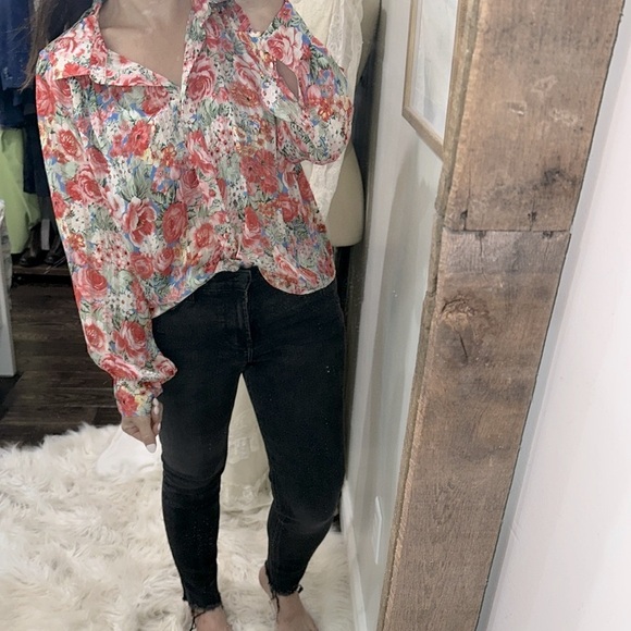 Eesome Red and White floral Long Sleeve Notched Collar Blouse size small - Picture 2 of 7